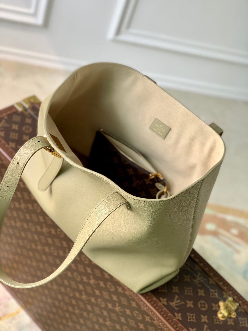 LOW KEY CABAS MM BAG 47 IN BASIL GREEN GRAINED CALFSKIN