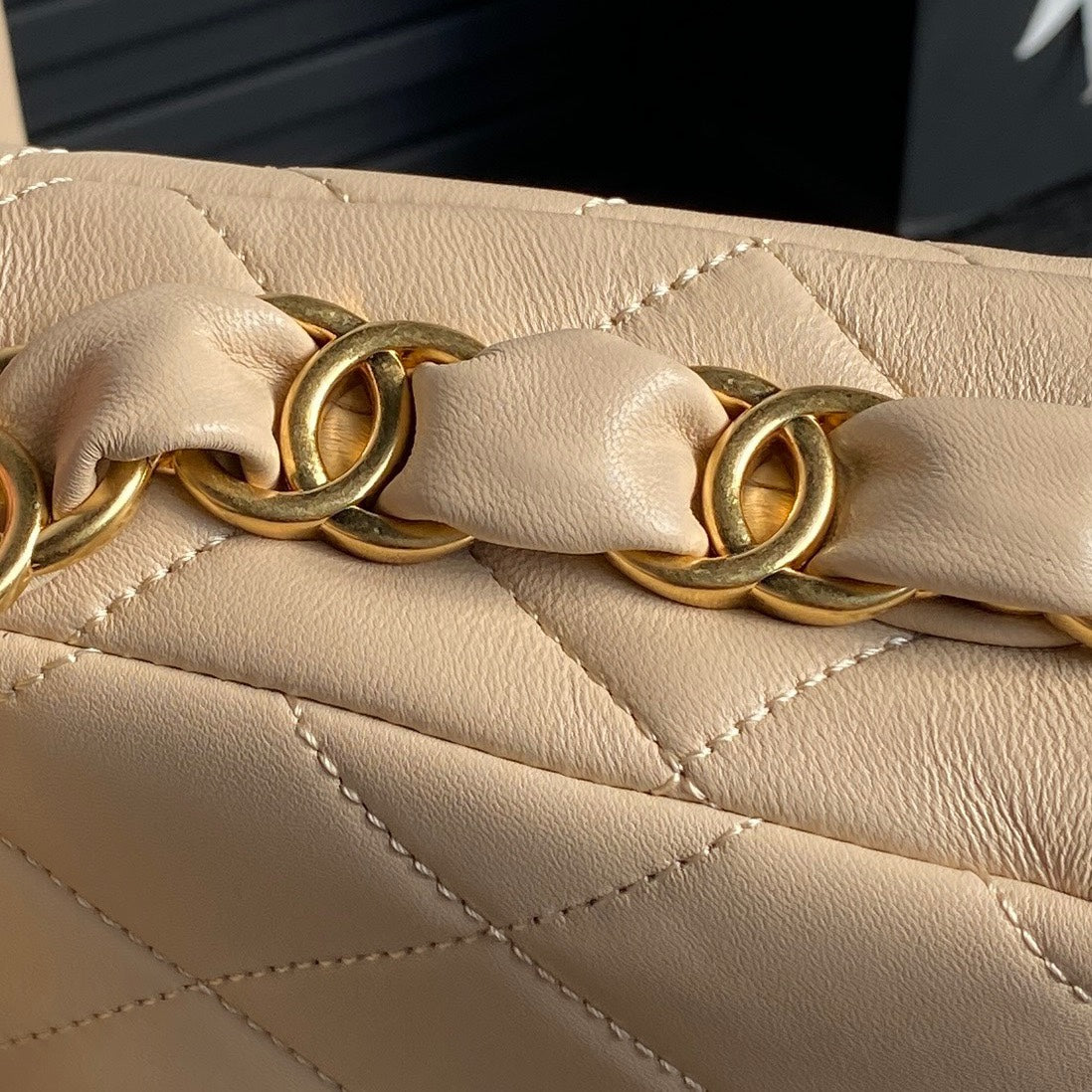 MEDIUM FLAP BAG 26 IN AKAROA BEIGE CALFSKIN GOLD DOUBLE C THICK CHAIN