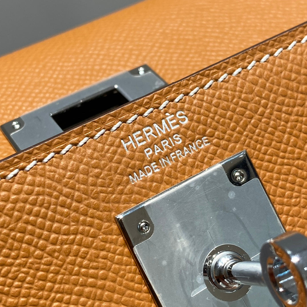 KELLY 28CM IN GOLD EPSOM CALFSKIN PALLADIUM HARDWARE