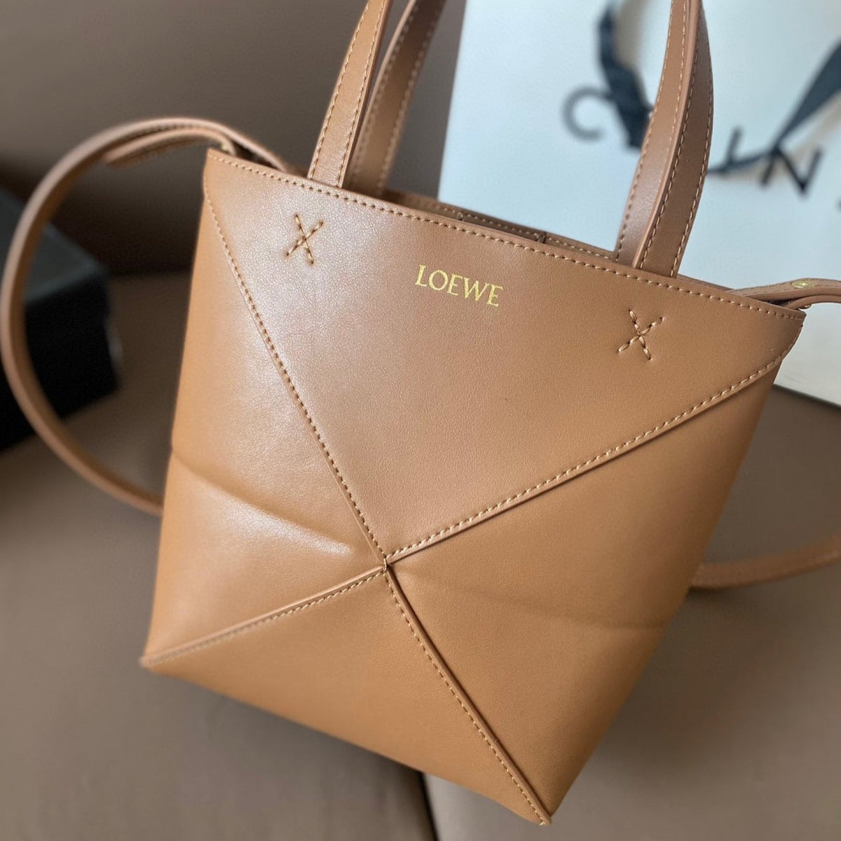 LOE 21 PUZZLE FOLD TOTE IN WARM DESERT SHINY CALFSKIN