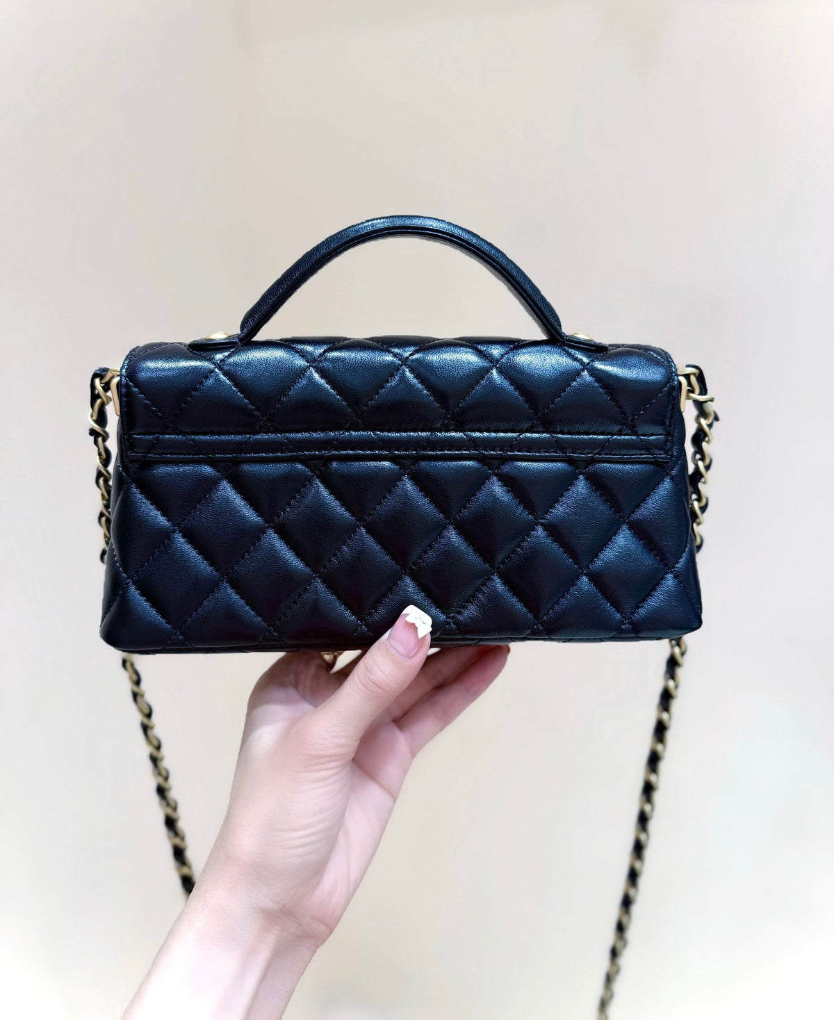 QUILTED FLAP BAG WITH HANDLE 20 IN BLACK LAMBSKIN GOLD PLATED METAL